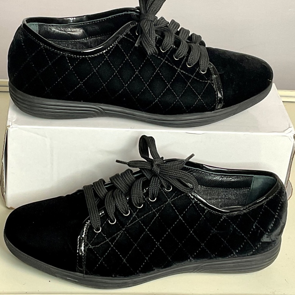 Aquatalia Glenda Black Quilted Velvet Comfort Lace Up  Sneakers Womens Size 8